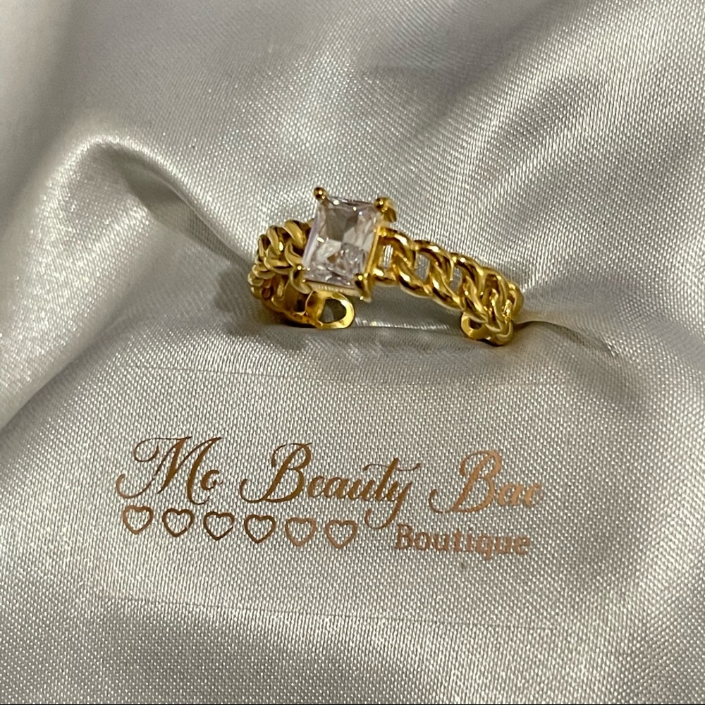 Gold Chain-Link Ring with Rectangular Clear Stone - Picture 4 of 6